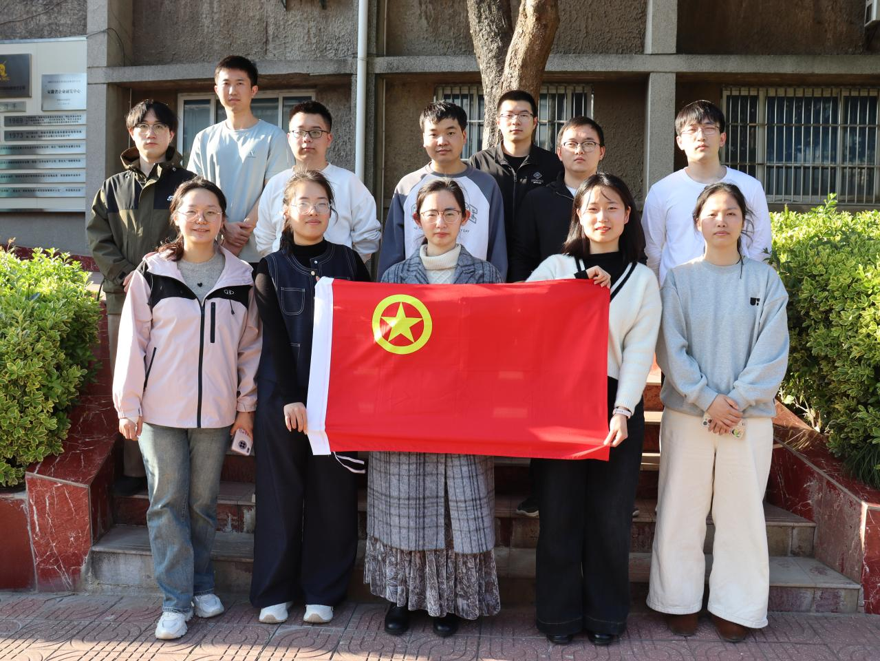 凈美辦公 黨團同行——設計團支部組織開展美化辦公環(huán)境志愿服務...